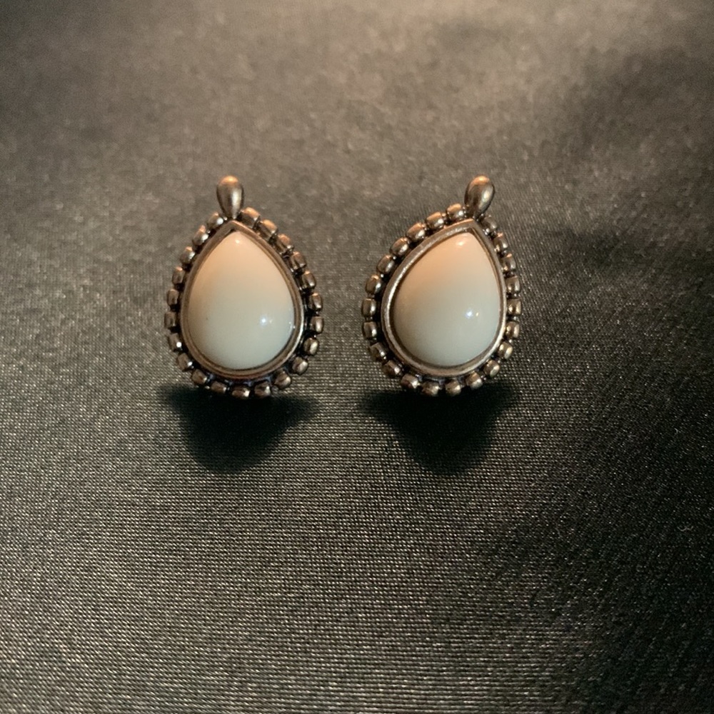 ♥️$5/20♥️ Vintage Look Studs